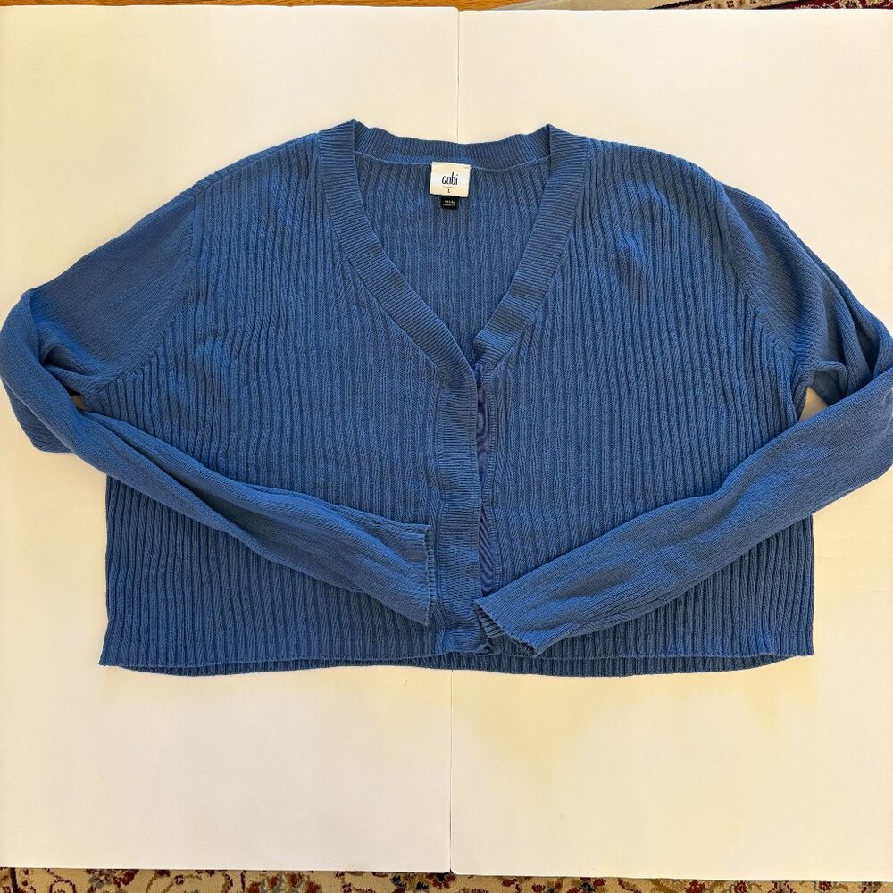 Cabi cropped lavendar long sleeved sweater Size L